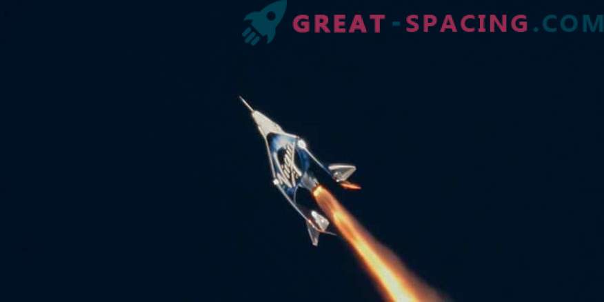 Kosmosa tūrisms tuvinās! SpaceShipTwo sākās vēsturiskā testa lidojumā