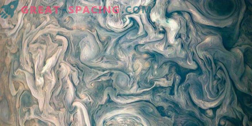 Fotogrāfijas no kosmosa: Jupitera haotiskie mākoņi