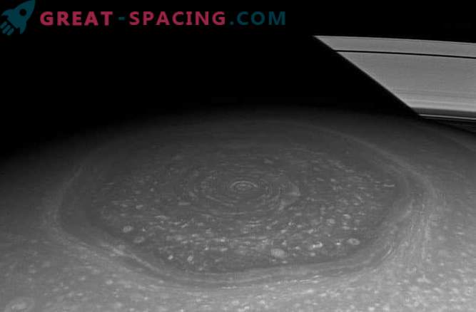 Ir parādījies iespējamais skaidrojums par milzu Saturna heksu