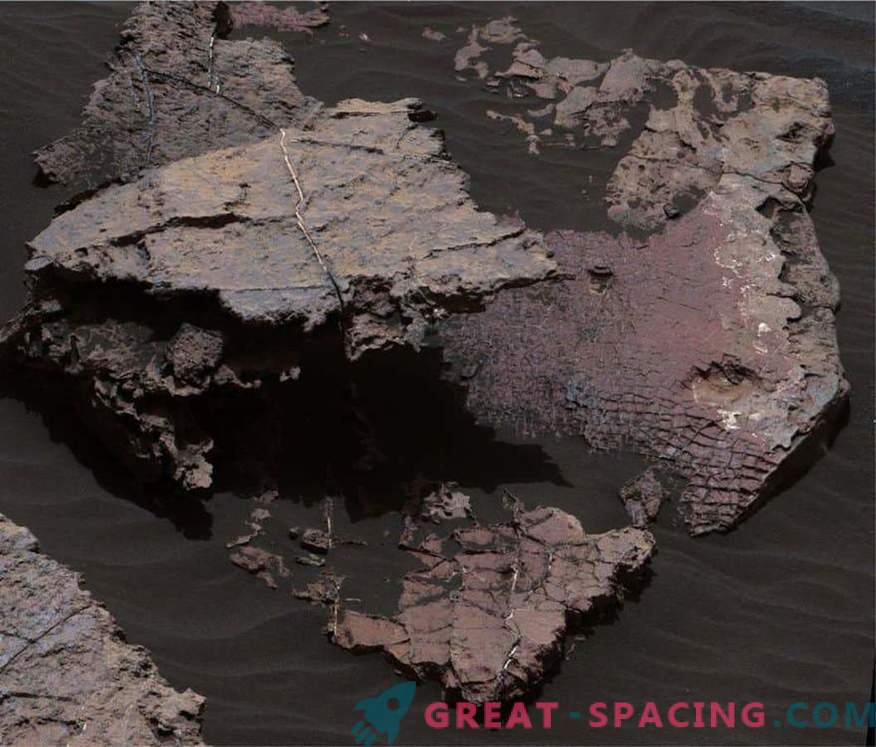 Sausās plaisas nosaka ūdens formu uz Marsa