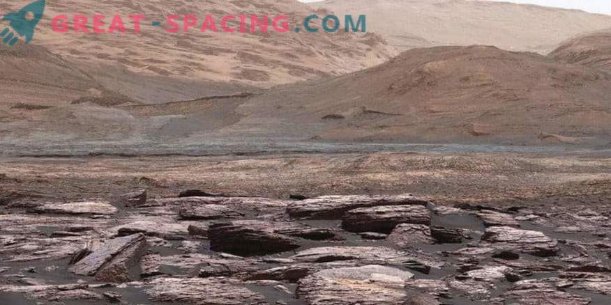 Ziņkārība atklāja dīvainus purpura klintis uz Marsa