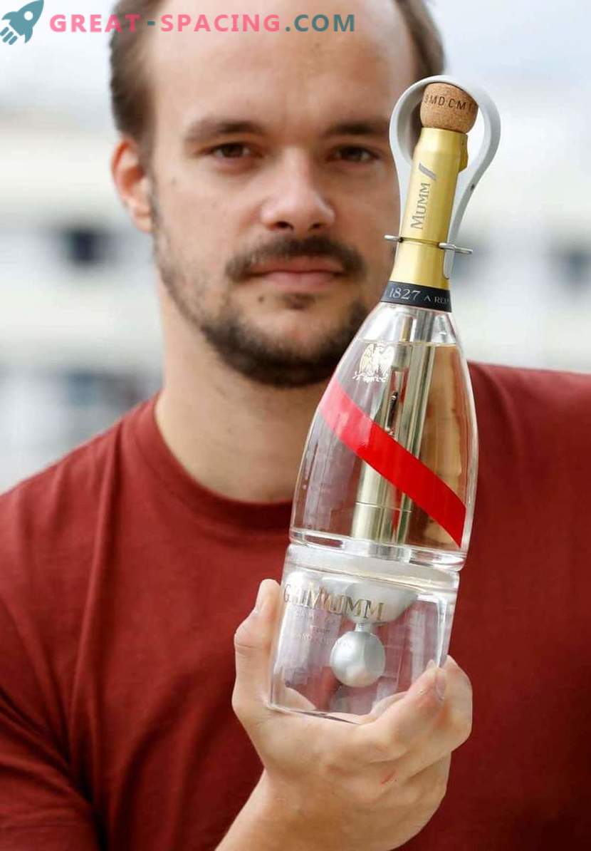 Šampanietis kosmosā! Zero-G pudele ļauj tūristiem baudīt dzērienu bezgalīgā telpā