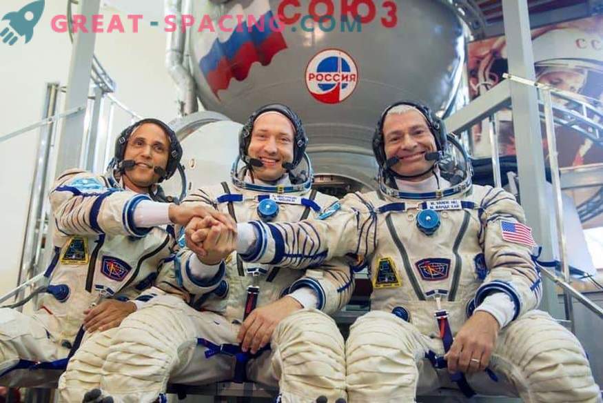 Trīs kosmonauti ieradās ISS uz 5 mēnešu misiju