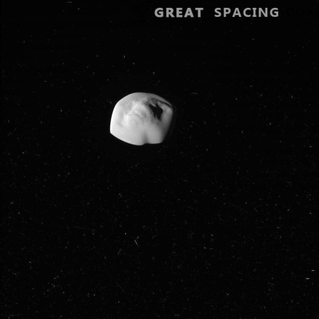 Cieši apskatiet Saturnas satelīta atlasi