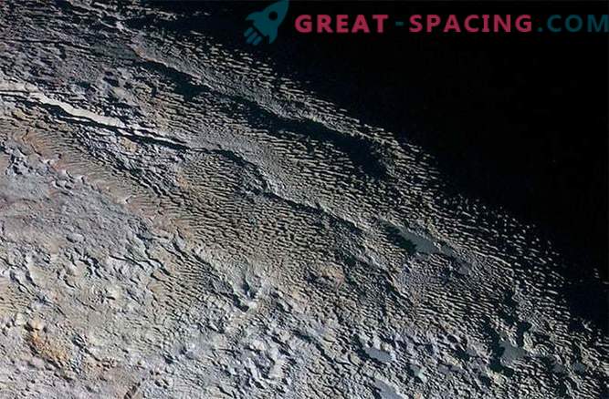 Noslēpumaina ekskursija pa Plutonu: dīvaina ainava, kas atgādina čūskas ādu