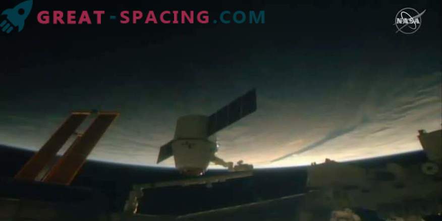 SpaceX's Dragon kapsula piegādā Ziemassvētku vecīšu gardumus ISS
