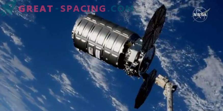 Kravas kuģis Cygnus izņem atkritumus no ISS