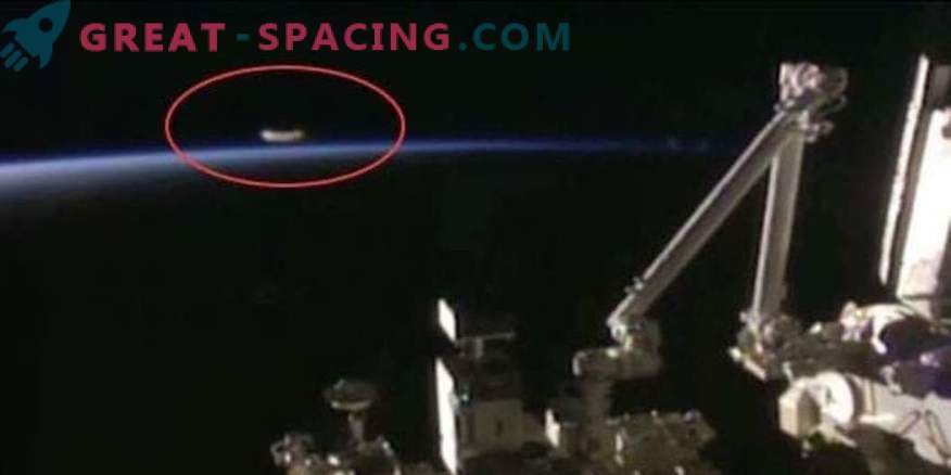 Neidentificēts objekts skāra Starptautiskās kosmosa stacijas kameru.