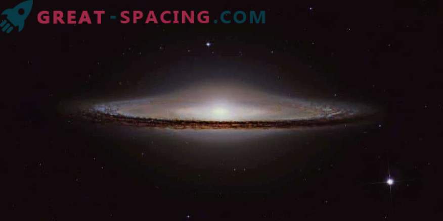 Skats uz Sombrero galaktiku no pilsētām