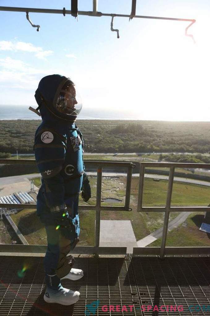 Boeing parāda vilinošu kosmosa tērpu astronautiem