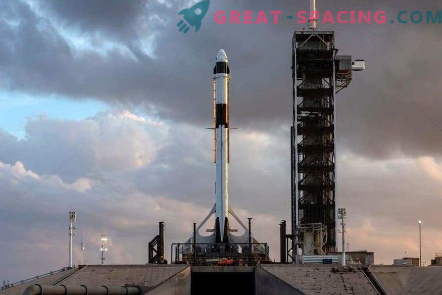Pirmā SpaceX apkalpe starta paliktnī