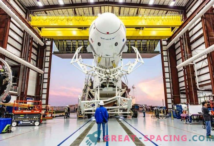 Pirmā SpaceX apkalpe starta paliktnī