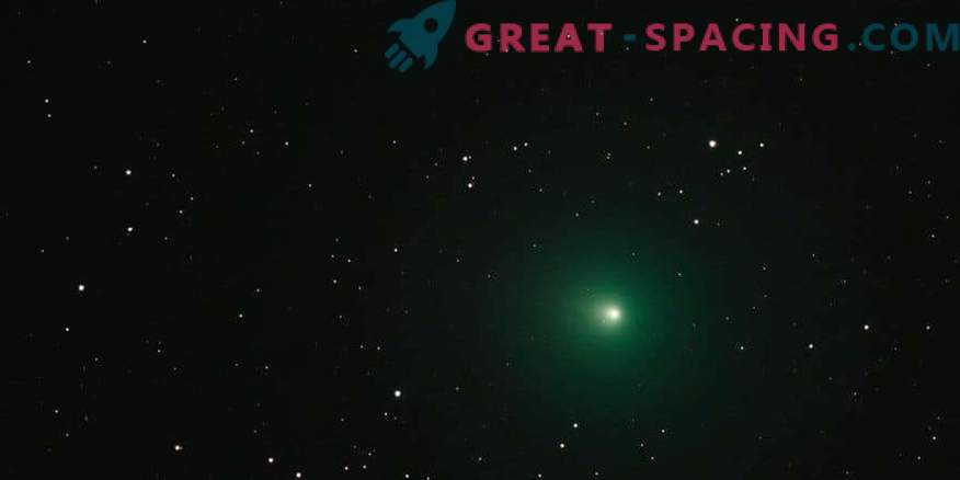 Kāpēc Ziemassvētku komēta izskatās zaļā krāsā?