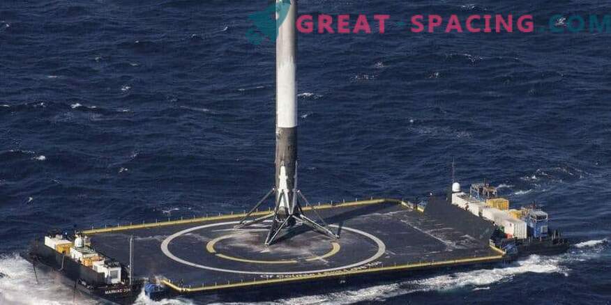 SpaceX raķetes veiksmīga atgriešanās pēc militāras palaišanas
