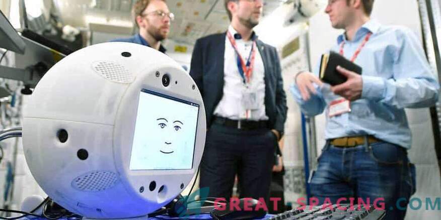 Robots ar AI plāno iebrukt telpu.