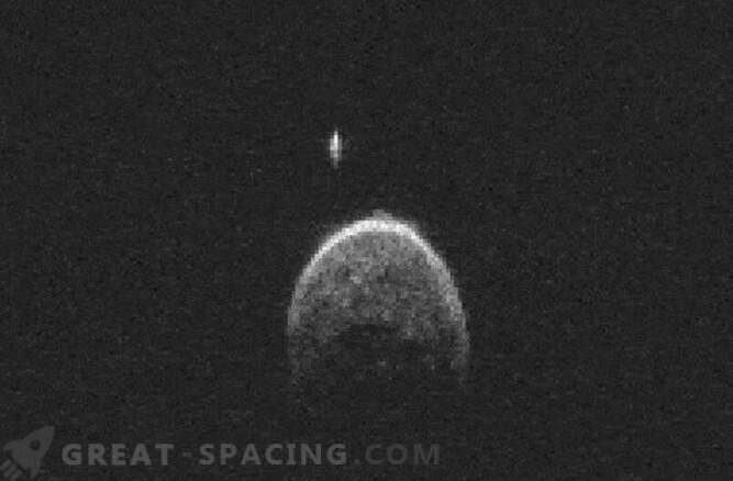 Lidotajam asteroīdam ir savs mēness.